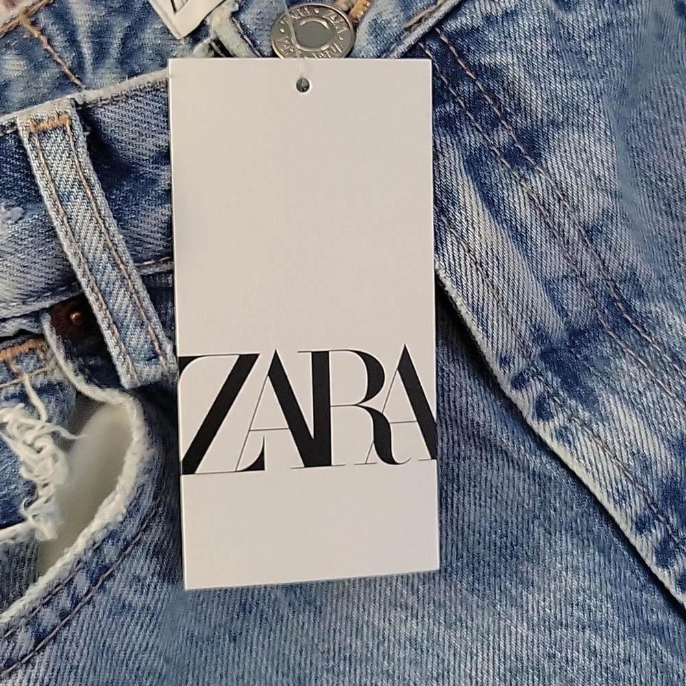 NWT Zara High Rise Wide Leg Ripped Jeans Light Wash Raw Hem 100% Cotton Size 4